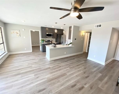 2505 Wedglea Drive - Photo Thumbnail 7