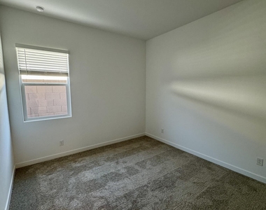 3173 W Peak View Road - Photo Thumbnail 10