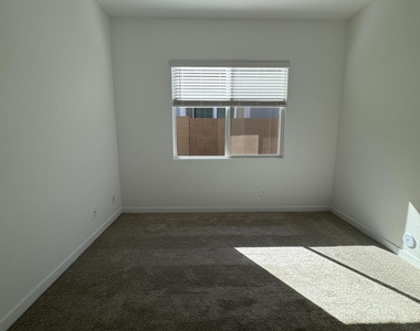 3173 W Peak View Road - Photo Thumbnail 24