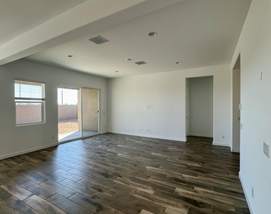 3173 W Peak View Road - Photo Thumbnail 3