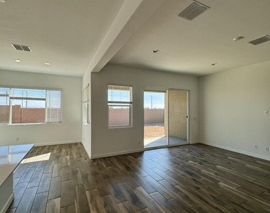 3173 W Peak View Road - Photo Thumbnail 4
