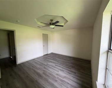 305 Lois Street - Photo Thumbnail 11
