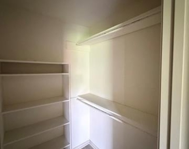 305 Lois Street - Photo Thumbnail 13
