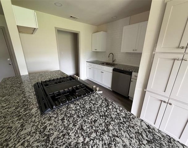 305 Lois Street - Photo Thumbnail 4