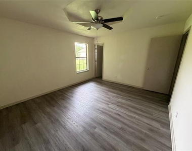 305 Lois Street - Photo Thumbnail 10