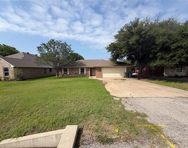 305 Lois Street - Photo Thumbnail 1