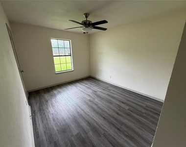 305 Lois Street - Photo Thumbnail 7
