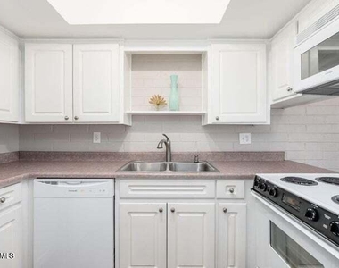 4848 N Woodmere Fairway -- - Photo Thumbnail 10