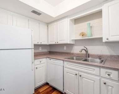 4848 N Woodmere Fairway -- - Photo Thumbnail 11