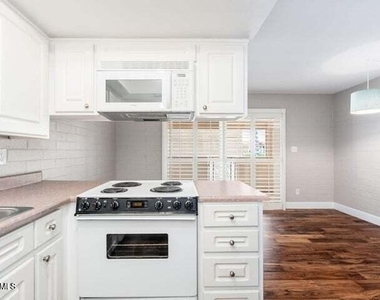 4848 N Woodmere Fairway -- - Photo Thumbnail 12