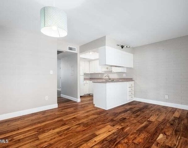 4848 N Woodmere Fairway -- - Photo Thumbnail 14