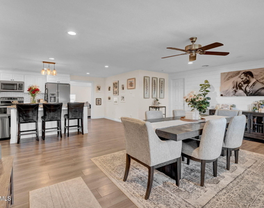 14446 N 40th Place - Photo Thumbnail 5
