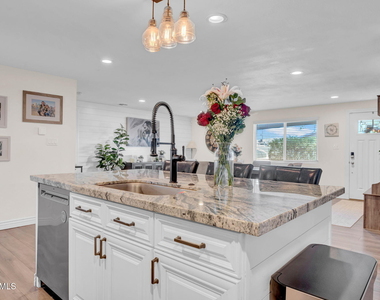 14446 N 40th Place - Photo Thumbnail 11
