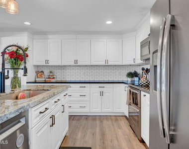 14446 N 40th Place - Photo Thumbnail 9