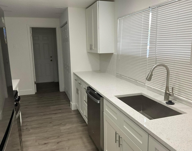 5662 Parke Avenue - Photo Thumbnail 8