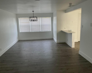 5662 Parke Avenue - Photo Thumbnail 3