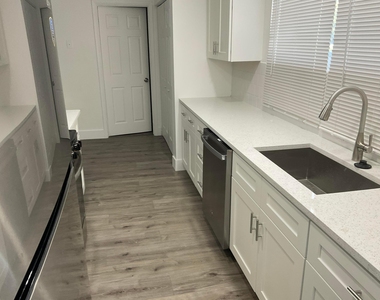 5662 Parke Avenue - Photo Thumbnail 7