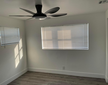 5662 Parke Avenue - Photo Thumbnail 11
