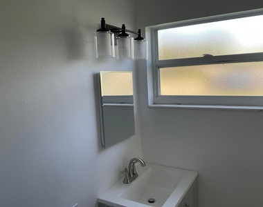 5662 Parke Avenue - Photo Thumbnail 17