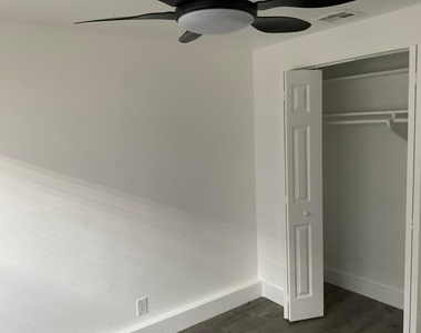 5662 Parke Avenue - Photo Thumbnail 12