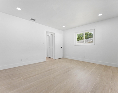 1540 Nw 10th Street - Photo Thumbnail 21