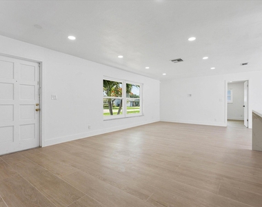 1540 Nw 10th Street - Photo Thumbnail 3