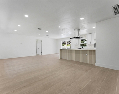 1540 Nw 10th Street - Photo Thumbnail 2