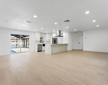 1540 Nw 10th Street - Photo Thumbnail 4