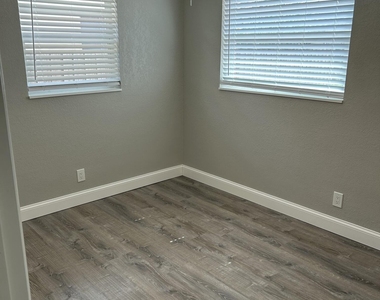 628 N M Street - Photo Thumbnail 11