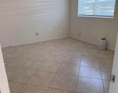 3801 Ne 22nd Terrace - Photo Thumbnail 9