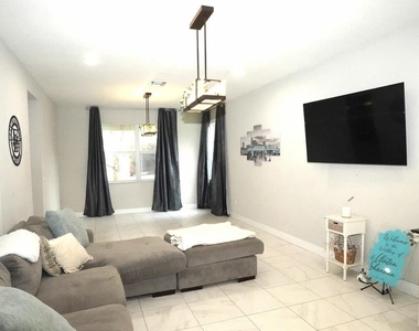 1271 Nw Leonardo Circle - Photo Thumbnail 2
