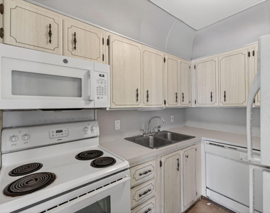 841 Sw 18th Court - Photo Thumbnail 21