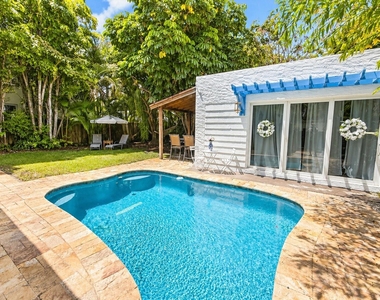 1415 Ne 4th Place - Photo Thumbnail 5