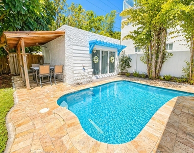 1415 Ne 4th Place - Photo Thumbnail 2