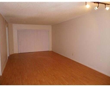 1005 Coral Club Drive - Photo Thumbnail 5