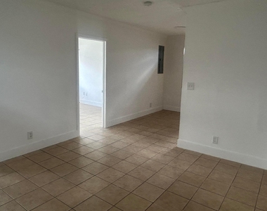 1528 S Avenue - Photo Thumbnail 3