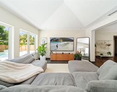 551 Ne 53rd Street - Photo Thumbnail 1