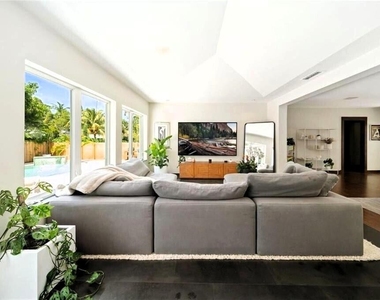 551 Ne 53rd Street - Photo Thumbnail 2