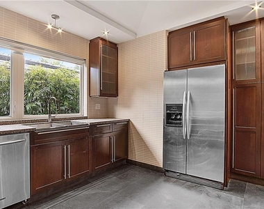 551 Ne 53rd Street - Photo Thumbnail 7