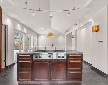 551 Ne 53rd Street - Photo Thumbnail 4