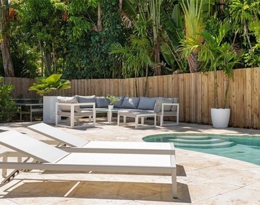 551 Ne 53rd Street - Photo Thumbnail 20