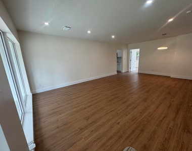 725 Ne 160th Terrace - Photo Thumbnail 1