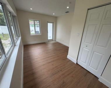 725 Ne 160th Terrace - Photo Thumbnail 16