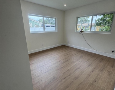725 Ne 160th Terrace - Photo Thumbnail 32