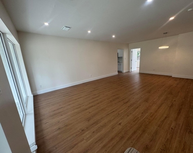 725 Ne 160th Terrace - Photo Thumbnail 2