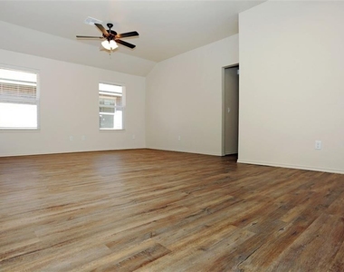 433 Chalk Hill Court - Photo Thumbnail 5