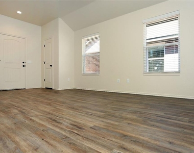 433 Chalk Hill Court - Photo Thumbnail 3