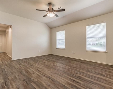 433 Chalk Hill Court - Photo Thumbnail 2