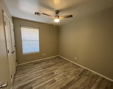 421 W 10th Street - Photo Thumbnail 9