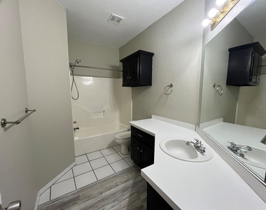 421 W 10th Street - Photo Thumbnail 10